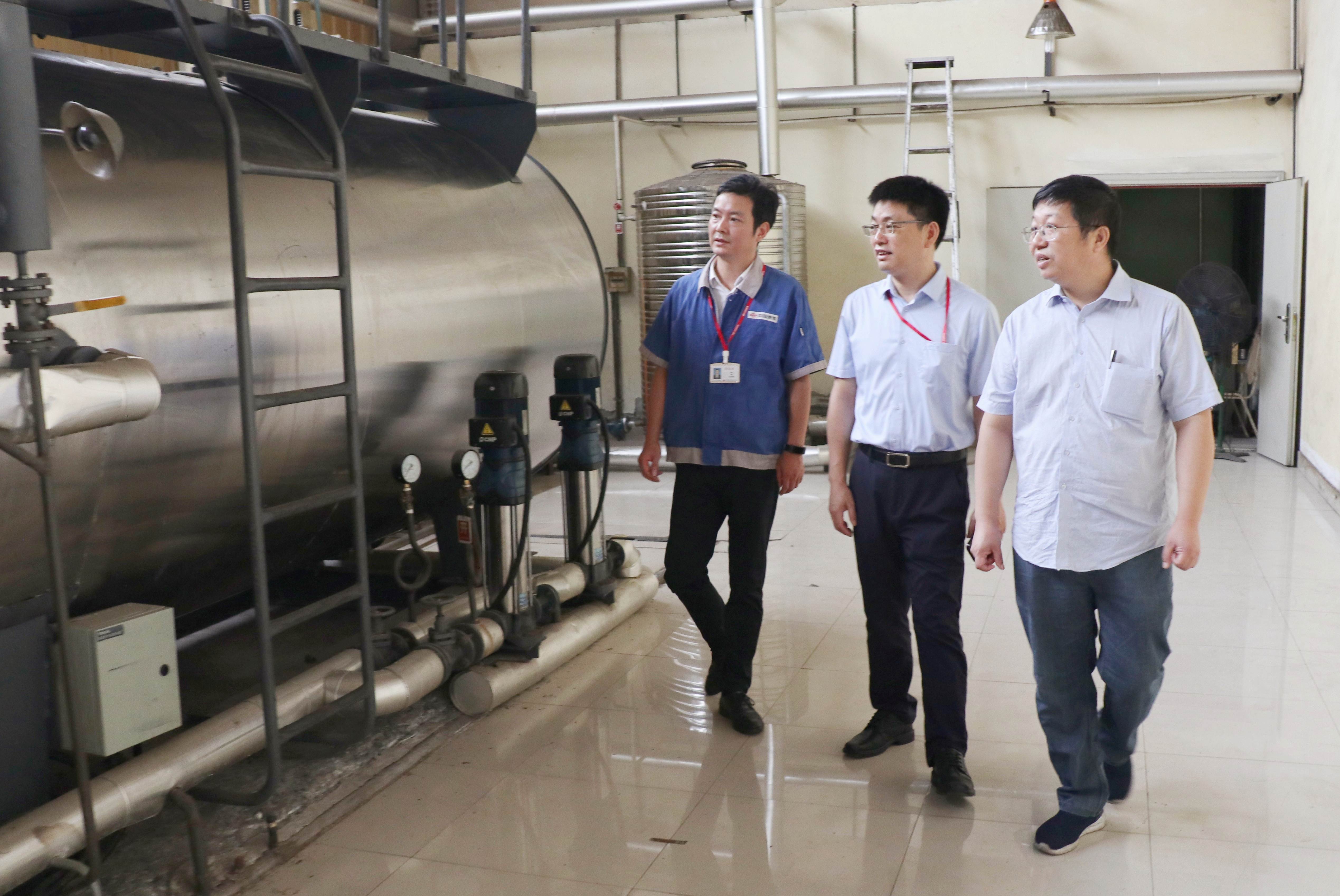 图为公司领导一行查看机加工厂锅炉房网站.jpg